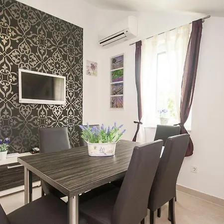 Luxurioese Ferienwohnung 600 Meter Zum Strand * Baška